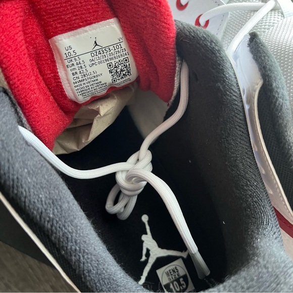 JORDAN ✨ Max Aura 5 White/Black Varsity Red Men’s SIZE 10.5 NIB - Picture 4 of 5